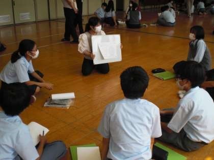 本学の教職課程を履修している学生が文部科学省「授業時数特例校制度」を活用した京都市立上京中学校の美術授業に関わり取り組んでいます。0