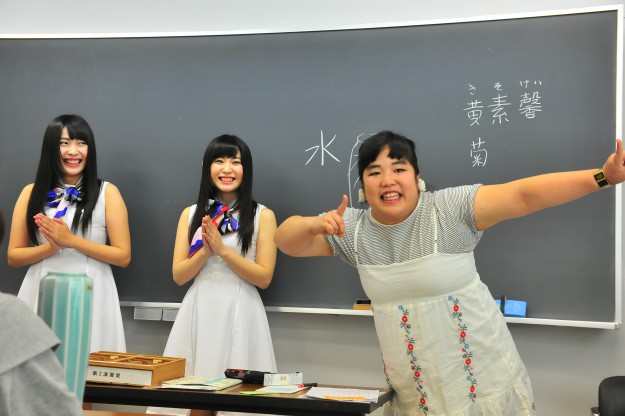 本学の華道授業によしもとミライスカート&ゆりやんが来ました!!:1