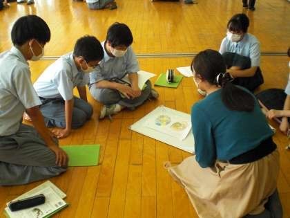 本学の教職課程を履修している学生が文部科学省「授業時数特例校制度」を活用した京都市立上京中学校の美術授業に関わり取り組んでいます。1