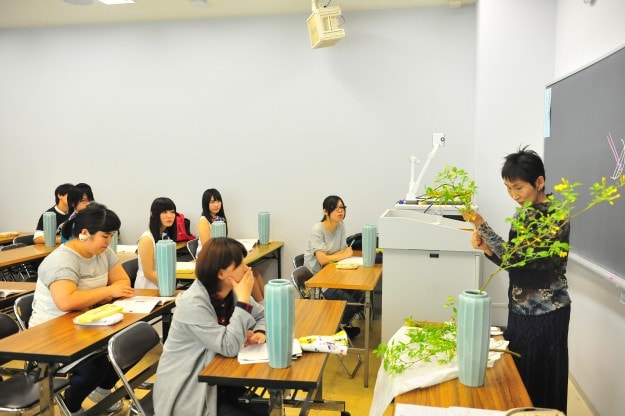 本学の華道授業によしもとミライスカート&ゆりやんが来ました!!:2