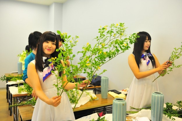 本学の華道授業によしもとミライスカート&ゆりやんが来ました!!:4