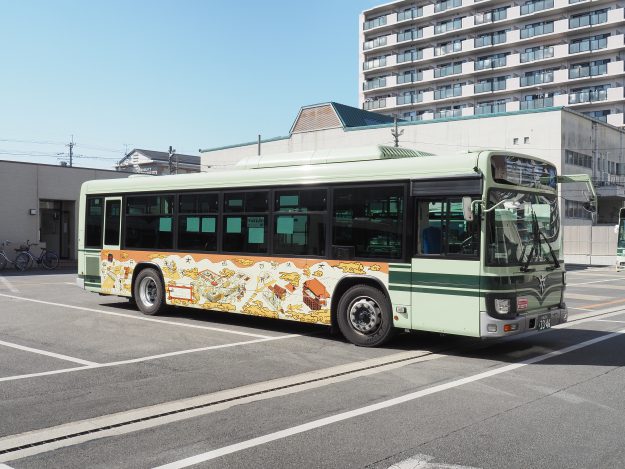 京都市交通局のラッピングバスを嵯峨美術短期大学の学生がデザインしました。0