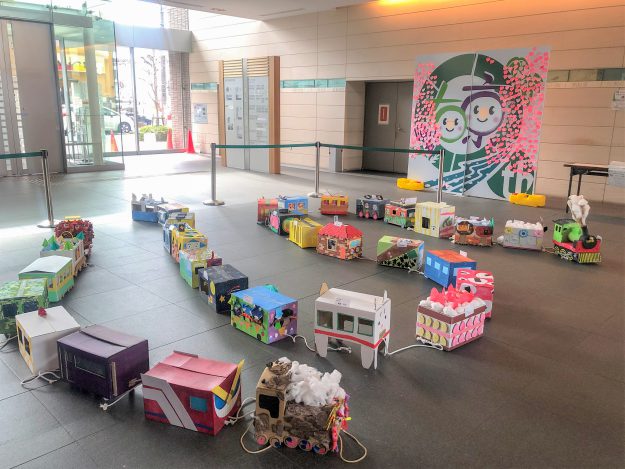 1/29～2/6 京都西南ロータリークラブとの連携事業「アート列車を作ろう！」で制作した作品が右京区役所1階ロビーにて展示されています。1
