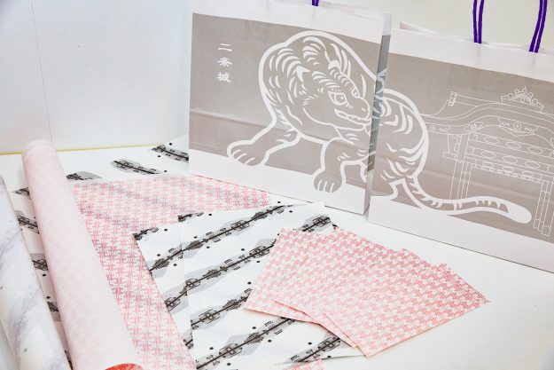 嵯峨美術大学デザイン学科の学生が、京都を代表する世界遺産「元離宮 二条城 」の売店で使用するオリジナルショッパー等のデザインを制作しました1