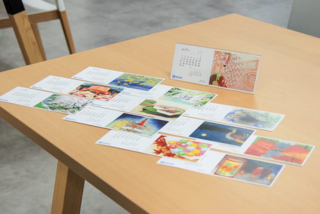 京都信用金庫が発行する卓上カレンダーの原画制作を嵯峨美術大学の学生が担当しました。1