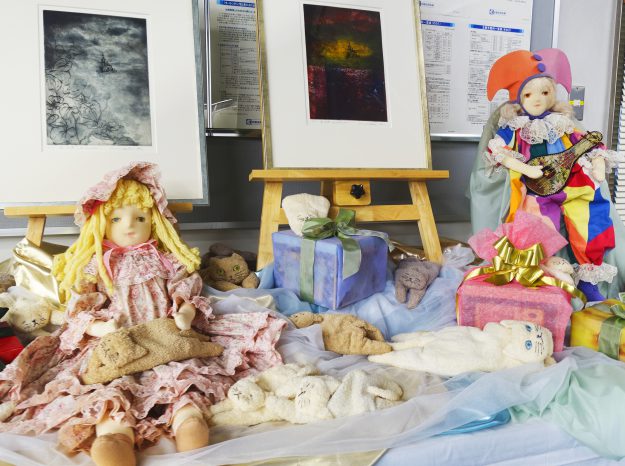 11/20~12/27卒業生釜我千賀子さんが、京都信用金庫円町支店でロビー展「銅版画と人形展 ~冬夢・遠い記憶~」を開催中です。0