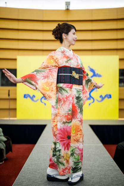 大大阪キモノめーかんえぽっく「デジタル着物デザインコンペ」において、嵯峨美術短期大学の大山陽子さんと佐山小百合さんが優勝しました。1