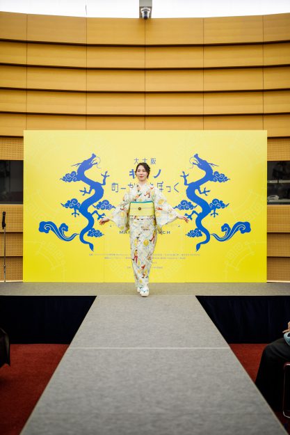 大大阪キモノめーかんえぽっく「デジタル着物デザインコンペ」において、嵯峨美術短期大学の大山陽子さんと佐山小百合さんが優勝しました。2