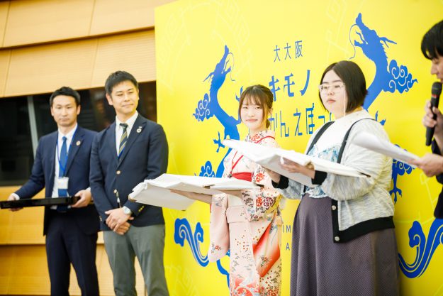 大大阪キモノめーかんえぽっく「デジタル着物デザインコンペ」において、嵯峨美術短期大学の大山陽子さんと佐山小百合さんが優勝しました。0