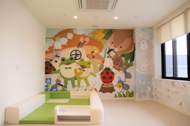 京都済生会病院の小児科病棟に本学学生がホスピタルアート（壁面装飾）を制作しました。0