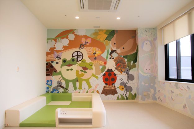 京都済生会病院の小児科病棟に本学学生がホスピタルアート(壁面装飾)を制作しました。0
