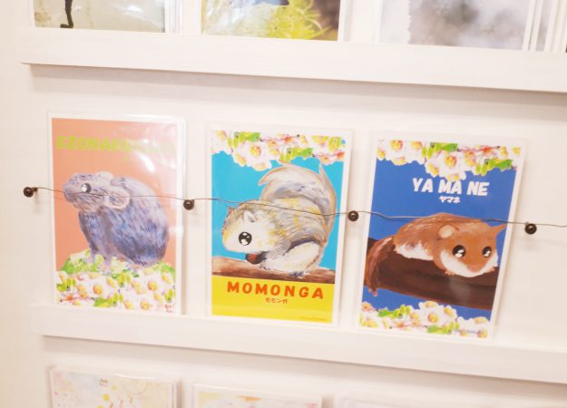 卒業生いとうちまきさんが制作したポストカードが、「京都の小さな雑貨屋さん yoo」(京都)で販売されています。0