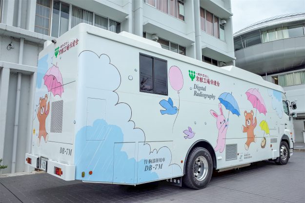 嵯峨美術短期大学美術学科デザイン分野 髙橋あかりさんの作品が検診車の外装デザインに採用されました。2
