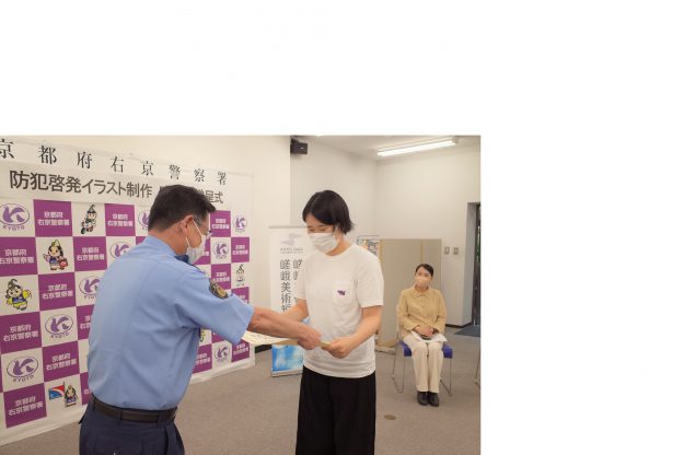 本学学生が制作した「防犯啓発イラスト」に対して右京警察署より感謝状が授与されました2