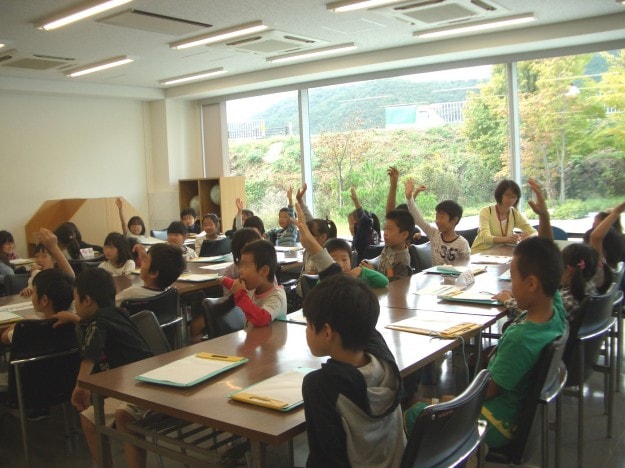 嵐山小学校2年生が図書館見学に来ました。:1