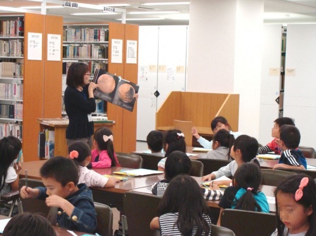 嵐山小学校2年生が図書館見学に来ました。:2