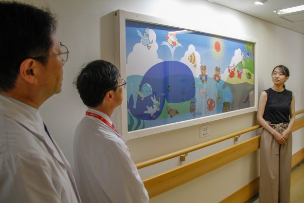 専攻科在学生、修了生が京都第二赤十字病院小児病棟に壁面絵画を寄贈しました0