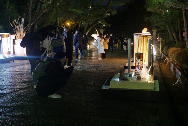 3/4～13　京都 東山花灯路「大学のまち京都 伝統の灯り展」にデザイン学科生活プロダクト領域学生有志の作品が展示されています。2