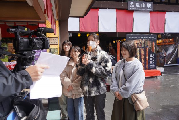 【3/4】京福嵐山駅にて嵯峨美術大学の学生が、嵐山の美化啓発活動に参加しました。0