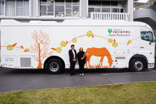 嵯峨美術大学芸術学部デザイン学科 宮之原冴さんと嵯峨美術短期大学美術学科 市橋こまちさんの作品が検診車の外装デザインに採用されました。1