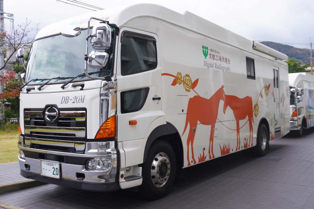 嵯峨美術大学芸術学部デザイン学科 宮之原冴さんと嵯峨美術短期大学美術学科 市橋こまちさんの作品が検診車の外装デザインに採用されました。2