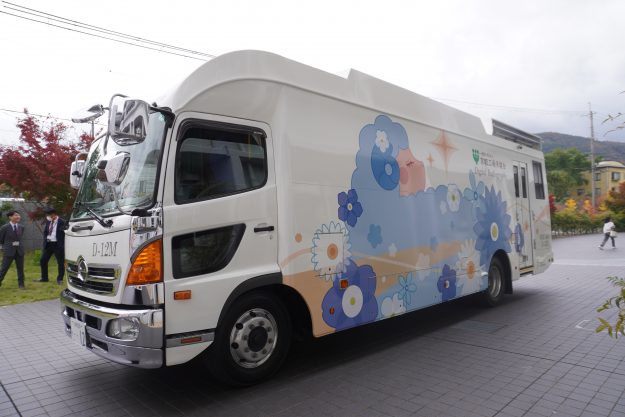 嵯峨美術大学芸術学部デザイン学科 宮之原冴さんと嵯峨美術短期大学美術学科 市橋こまちさんの作品が検診車の外装デザインに採用されました。4