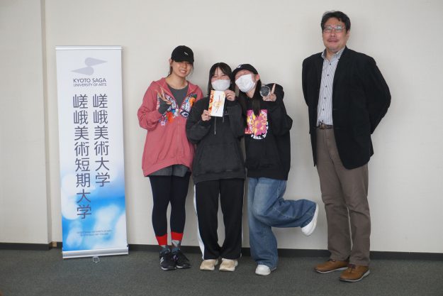 医療検査キットを手がける企業の「企業ロゴデザイン」および「製品ロゴデザイン」を、嵯峨美術大学芸術学部デザイン学科グラフィックデザイン領域の学生が制作しました。1