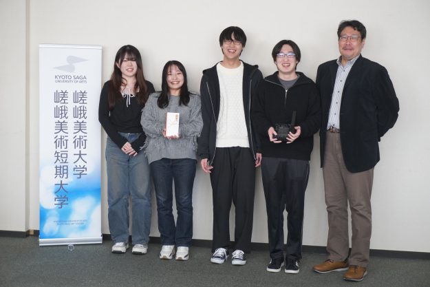 医療検査キットを手がける企業の「企業ロゴデザイン」および「製品ロゴデザイン」を、嵯峨美術大学芸術学部デザイン学科グラフィックデザイン領域の学生が制作しました。2