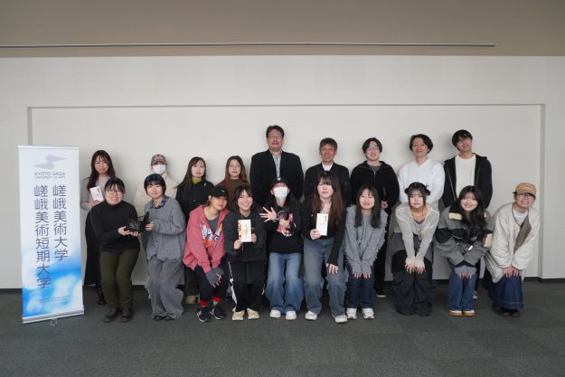 医療検査キットを手がける企業の「企業ロゴデザイン」および「製品ロゴデザイン」を、嵯峨美術大学芸術学部デザイン学科グラフィックデザイン領域の学生が制作しました。0