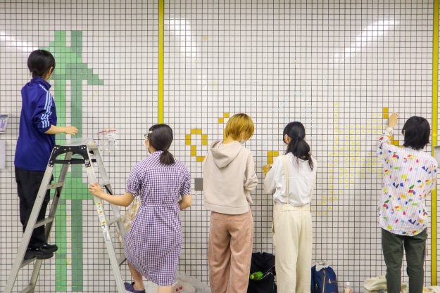 9/22～11/30　本学学生による「駅ナカアートプロジェクト2021」参加作品が京都市営地下鉄二条駅と太秦天神川駅で展示されています。0