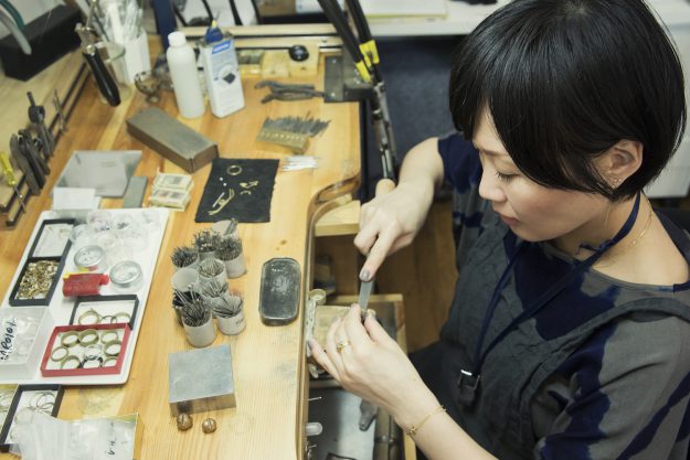 卒業生でジュエリーデザイナーの川喜多里美さんのブランド「Satomi Kawakita Jewelry」が、”ほぼ日”「weeksdays」で取り扱われます。0