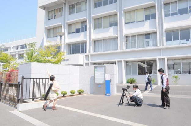 ロケ地は本学正門付近!:2