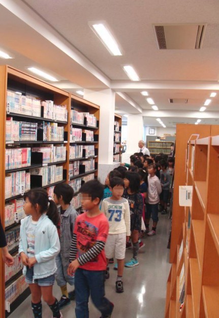 嵐山小学校2年生が図書館見学に来ました。:4