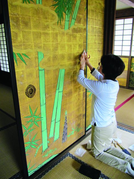 卒業生で講師の山本記子さんが、2019年秋の褒章で黄綬褒章を受章されました。2