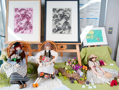 1/29~2/23卒業生釜我千賀子さんが、「銅版画と人形展 ~春のきざし~」を京都信用金庫円町支店で開催中です。0