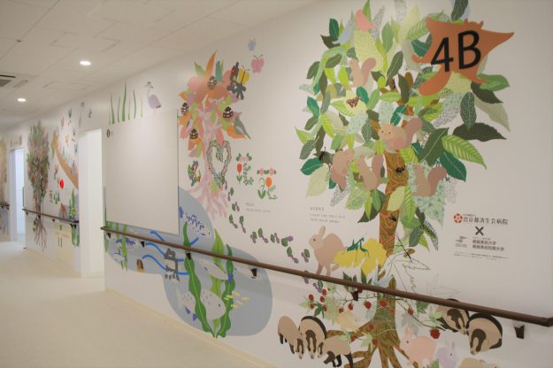 京都済生会病院の小児科病棟に本学学生がホスピタルアート（壁面装飾）を制作しました。1