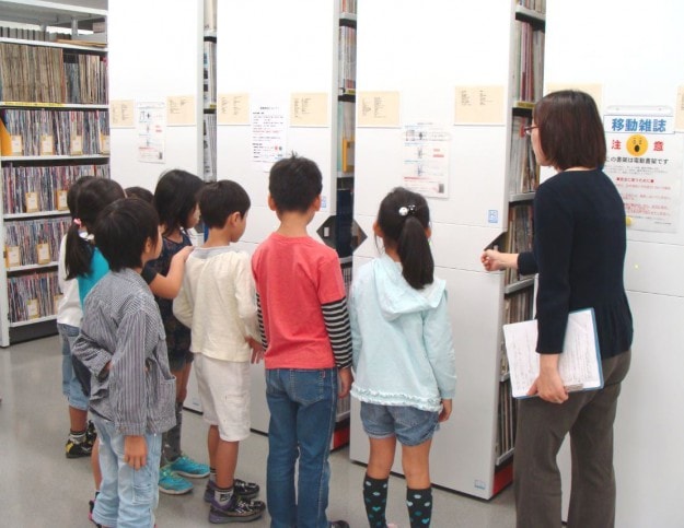 嵐山小学校2年生が図書館見学に来ました。:3
