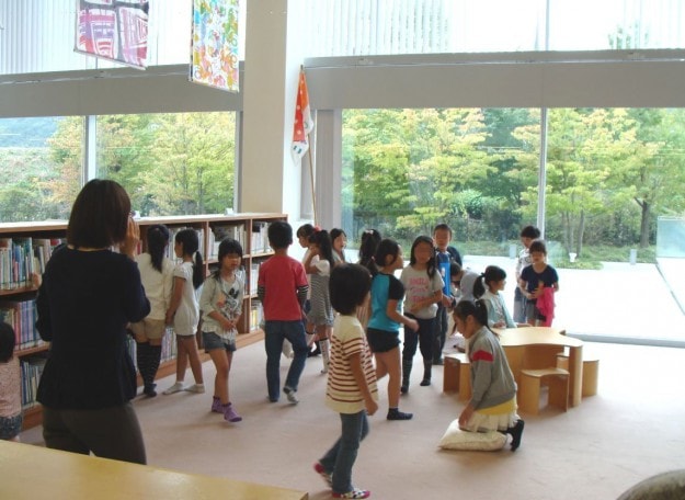 嵐山小学校2年生が図書館見学に来ました。:5