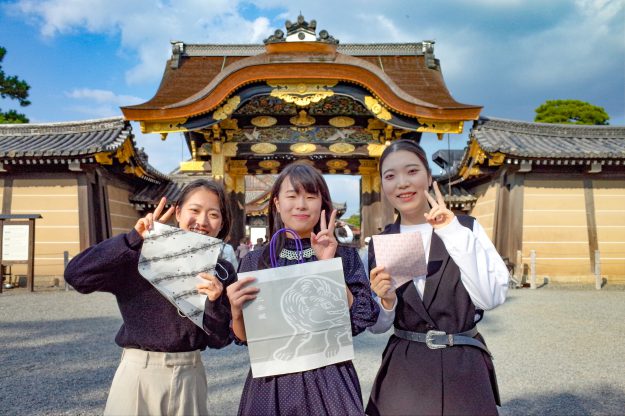 嵯峨美術大学デザイン学科の学生が、京都を代表する世界遺産「元離宮 二条城 」の売店で使用するオリジナルショッパー等のデザインを制作しました0