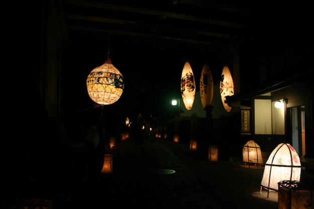 愛宕古道街道灯し（あたごふるみちかいどうとぼし）が、今年も8月23日（金）から25日（日）まで開催されます。0