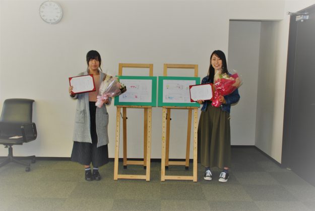 検診車デザインコンペで在学生生越春奈さんが最優秀賞、竹内歩美さんが優秀賞を受賞しました。0