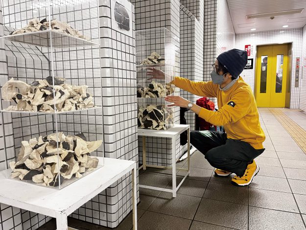 11/18～1/13　本学学生による「駅ナカアートプロジェクト2022」参加作品が京都市営地下鉄太秦天神川駅で展示されています。0