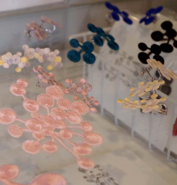 卒業生長野訓子さんが運営するアクセサリーブランド「刺繍アクセサリー ga.la」のイベントが同時代ギャラリー(京都)、ルクアイーレ(大阪)で開催中です。0
