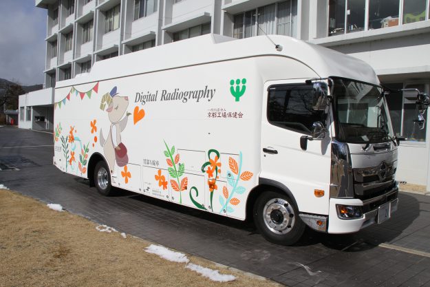 京都工場保健会“検診車”の外装を学生がデザインしました。:4