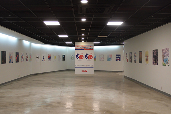【9/3~9/9・9/29~10/2】日韓国交正常化60周年記念事業「日韓大学国際作品交流展」に本学から10名が参加しています。1